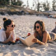5 cărți de citit pe plajă: Descoperă lecturile perfecte pentru relaxare și evadare