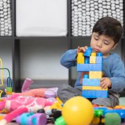Jucării educaționale: Cum să sprijini dezvoltarea copilului